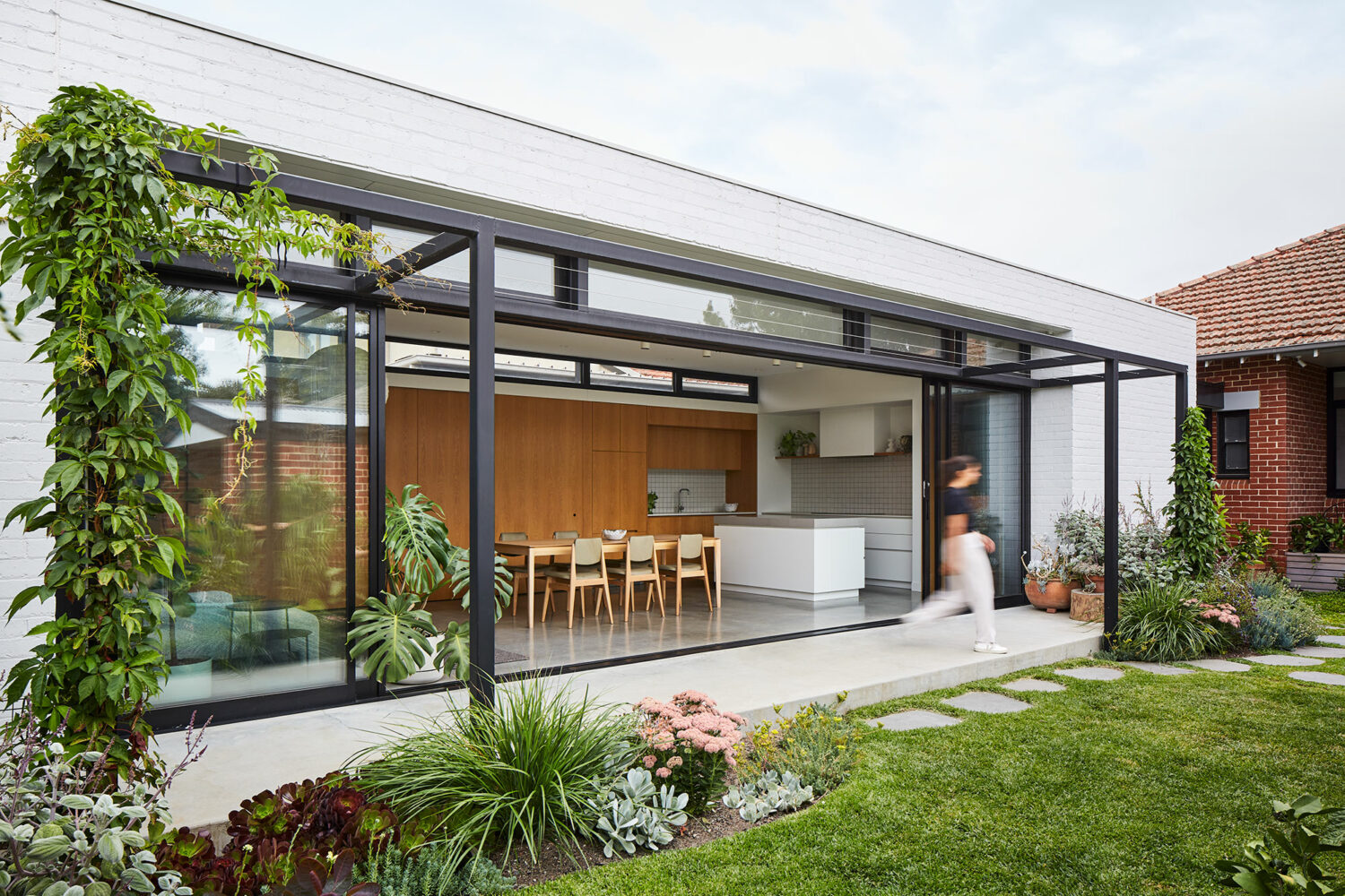 Maike-Design_Garden-House-21 Maike Design garden connection. Kitchen and Dining room. White bricks and black frame