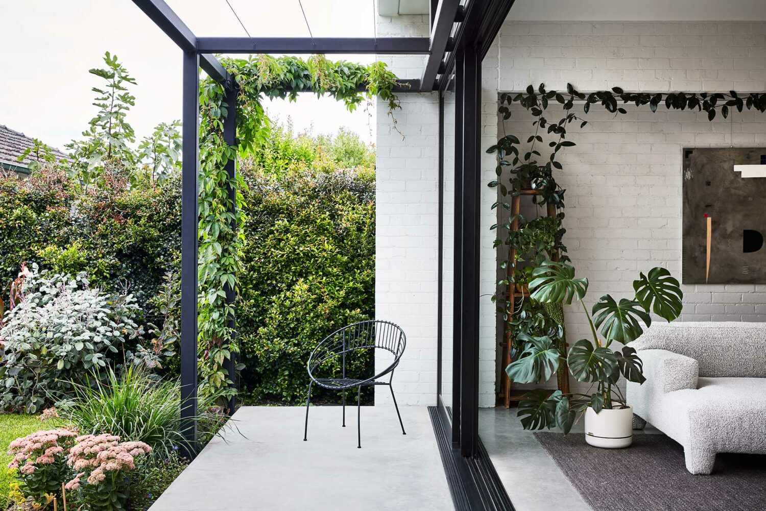 Maike-Design_Garden-House-6 Maike Design garden connection. White bricks and black frame